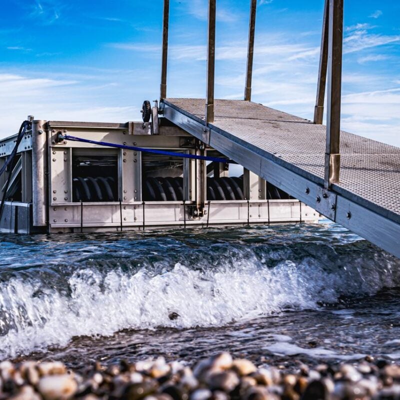 Pontile con galleggiante rotante